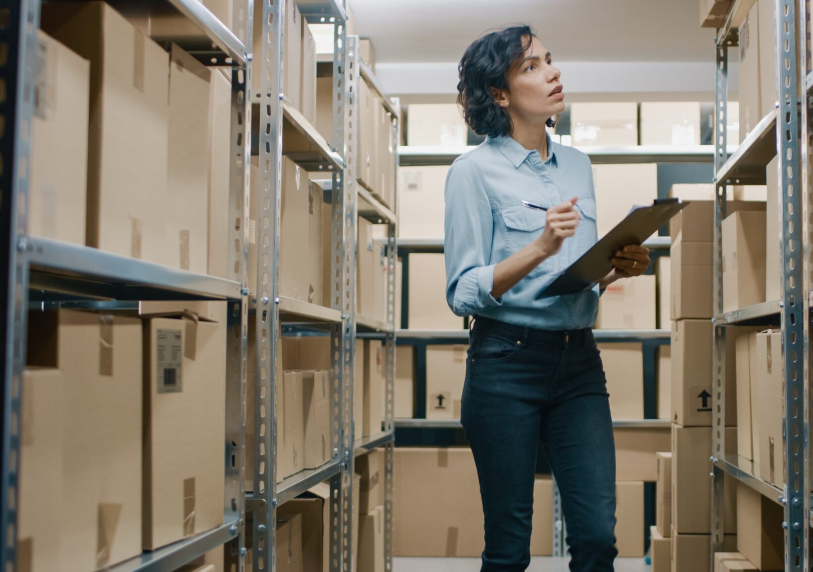 Person in stock room - Dig & Dig