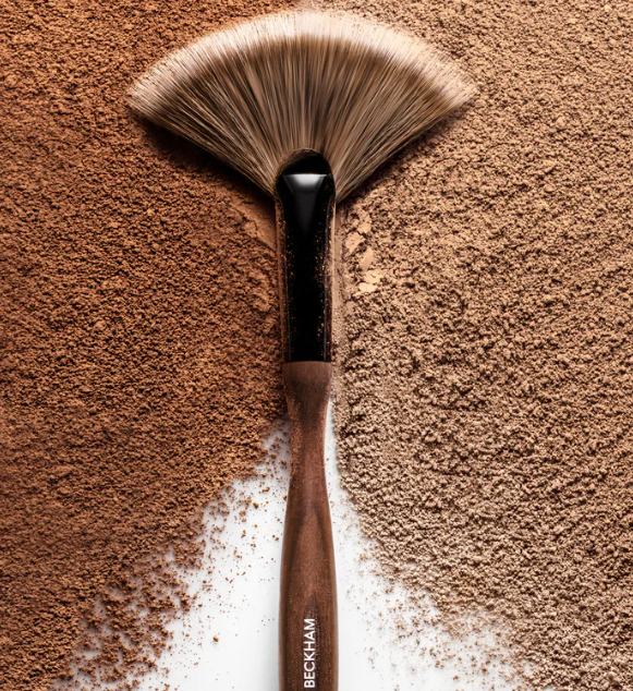 Victoria Beckham Beauty fan brush - Dig & Dig