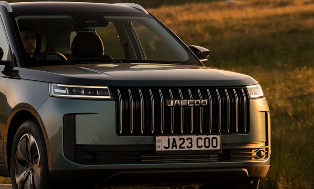 JAECOO J7 car in countryside - Dig & Dig