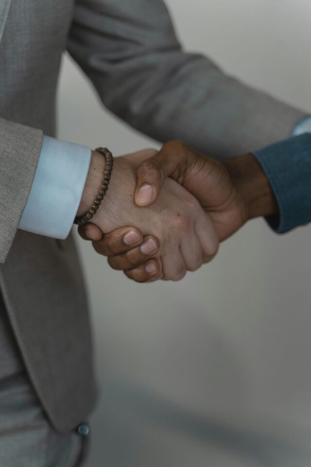 Two people shaking hands to agree B2B paid media strategy - Dig & Dig