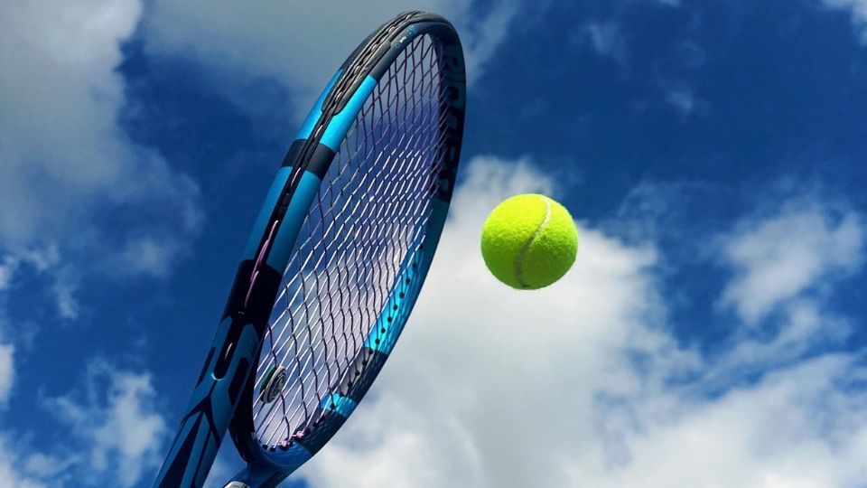Tennis racket hitting ball in the sky - Dig & Dig