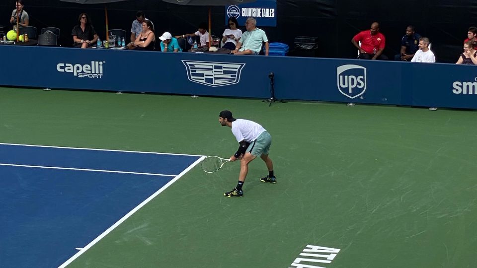 Tennis player at US open - Dig & Dig